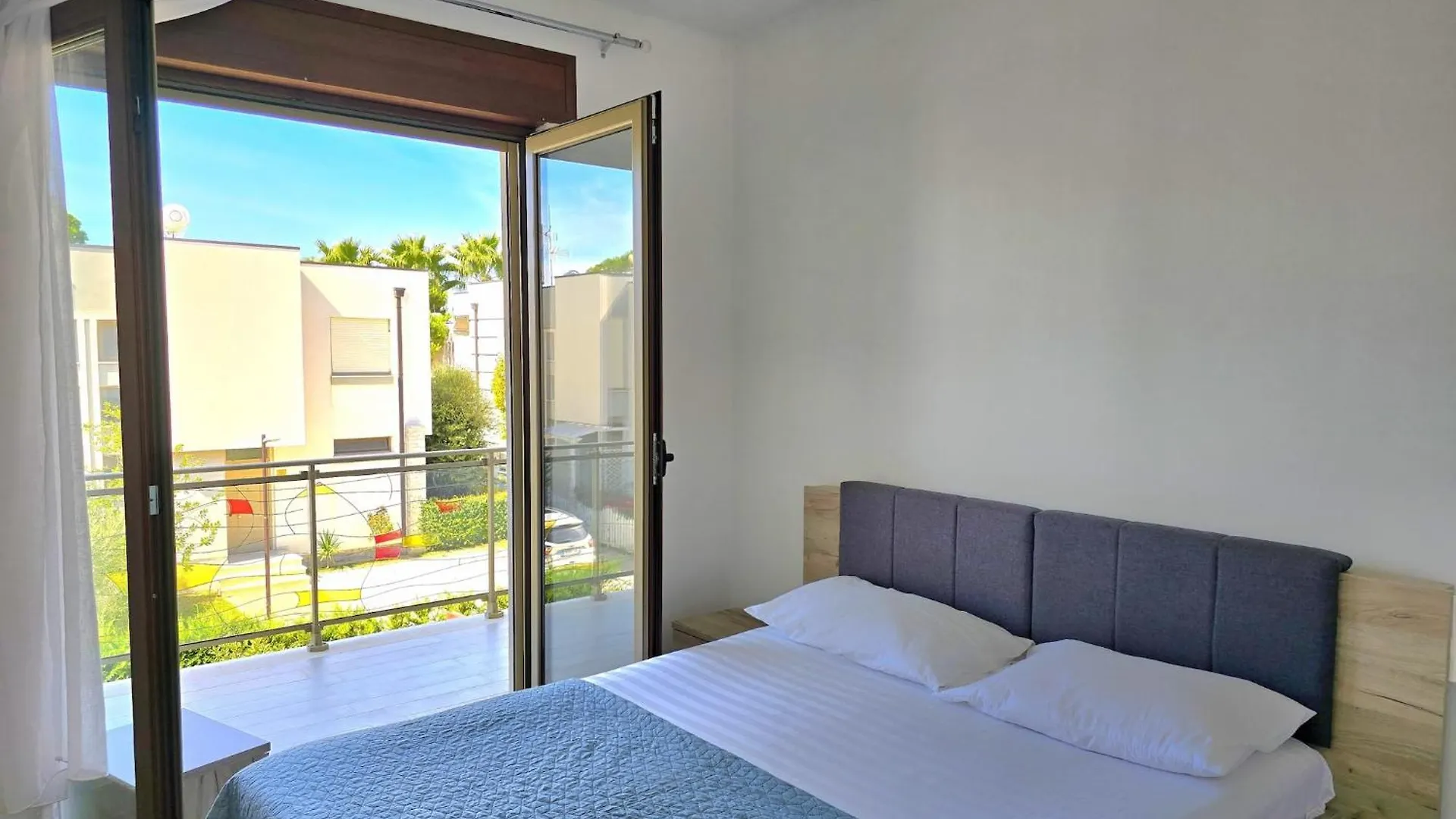 Villa Inviting Holiday Home With Garden Plazhi San Pietro